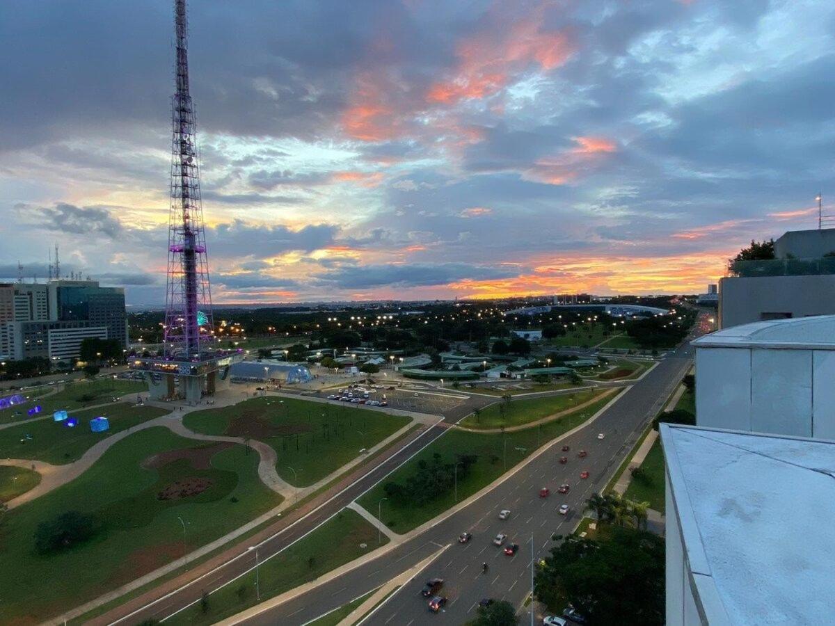 Flat Encantador No 7º Com Vista Pra Torre De Tv Бразилия Екстериор снимка